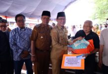 Pemko Payakumbuh salurkan bantuan tunai Rp1,5 juta dan sembako untuk pedagang korban kebakaran Pasar Blok Barat.