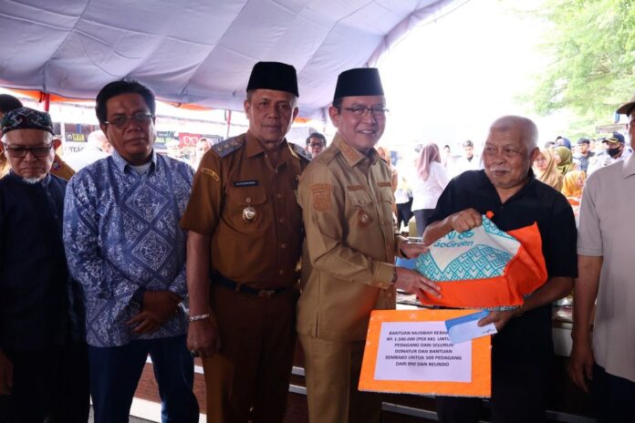 Pemko Payakumbuh salurkan bantuan tunai Rp1,5 juta dan sembako untuk pedagang korban kebakaran Pasar Blok Barat.