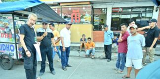 Sejumlah petugas dan warga melakukan pengukuran di lokasi yang akan digunakan untuk relokasi pedagang Pasar Payakumbuh pasca kebakaran.