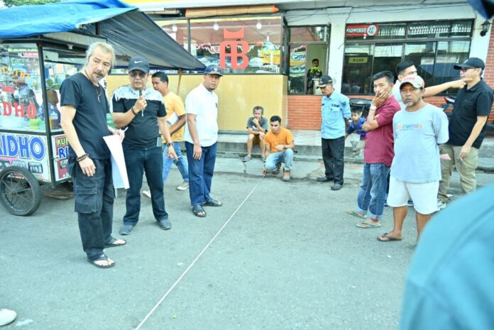 Pengukuran Lokasi Relokasi Pedagang Pasar Payakumbuh Pasca Kebakaran Sejumlah petugas dan warga melakukan pengukuran di lokasi yang akan digunakan untuk relokasi pedagang Pasar Payakumbuh pasca kebakaran.