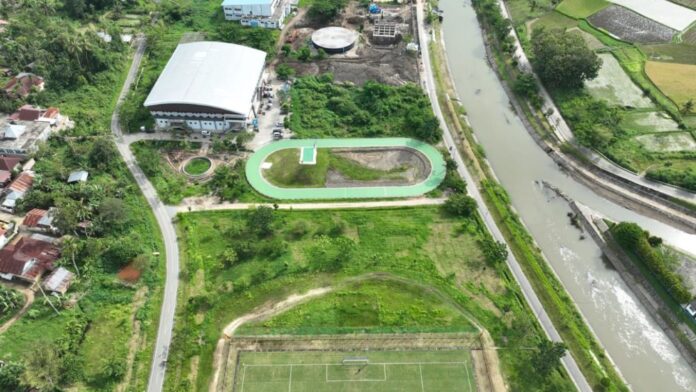 Foto udara Kawasan Batang Agam di Kota Payakumbuh yang sedang dikembangkan menjadi Riverfront City, terlihat lintasan hijau, lapangan olahraga, dan aliran sungai yang tertata.