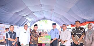 Gubernur Sumatera Barat Mahyeldi menyerahkan bantuan beras CPPD kepada Wali Kota Payakumbuh Zulmaeta bagi korban kebakaran Pasar Pusat Pertokoan Blok Barat.