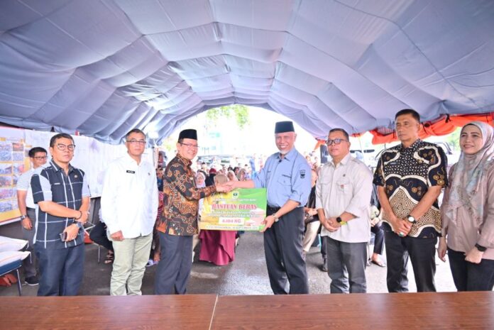 Gubernur Sumatera Barat Mahyeldi menyerahkan bantuan beras CPPD kepada Wali Kota Payakumbuh Zulmaeta bagi korban kebakaran Pasar Pusat Pertokoan Blok Barat.