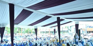 Ribuan jamaah BKMT Sumbar berkumpul di bawah tenda besar dalam acara Dakwah Wisata di GOR M. Yamin, Payakumbuh.