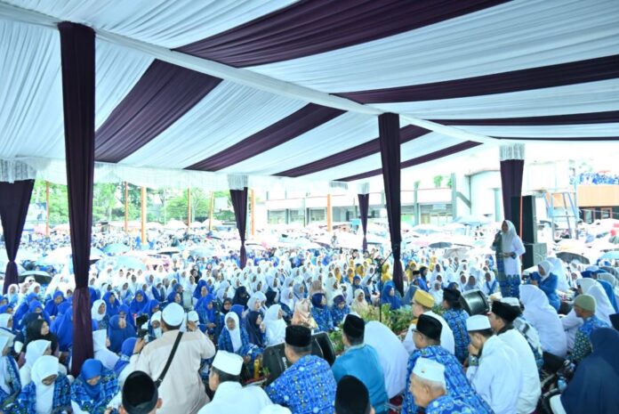 Ribuan jamaah BKMT Sumbar berkumpul di bawah tenda besar dalam acara Dakwah Wisata di GOR M. Yamin, Payakumbuh.