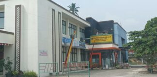 Gedung Dinas Kependudukan dan Pencatatan Sipil Kota Payakumbuh tampak dari luar, dengan suasana halaman yang sepi dan tertata.