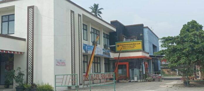 Gedung Dinas Kependudukan dan Pencatatan Sipil Kota Payakumbuh tampak dari luar, dengan suasana halaman yang sepi dan tertata.