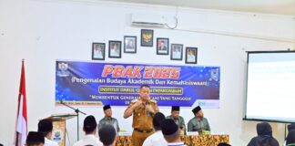Wakil Wali Kota Payakumbuh, Elzadaswarman, memberikan pembekalan saat membuka PBAK 2025 Institut Darul Qur’an Payakumbuh, Selasa (09/09/2025).