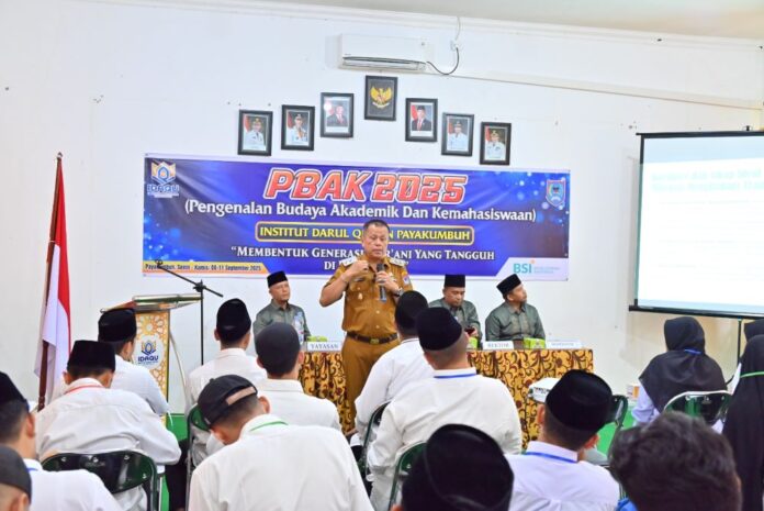 Wawako Payakumbuh Ajak Mahasiswa Institut Darul Qur’an Jadi Inovator Digital Wakil Wali Kota Payakumbuh, Elzadaswarman, memberikan pembekalan saat membuka PBAK 2025 Institut Darul Qur’an Payakumbuh, Selasa (09/09/2025).