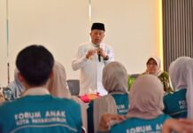 Gen Z Payakumbuh Jadi Agen Perubahan, Forum Anak Resmi Dikukuhkan Wakil Wali Kota Payakumbuh memberikan arahan kepada pengurus Forum Anak Kota Payakumbuh yang baru dikukuhkan, didampingi Kepala Dinas P3AP2KB, dalam acara pengukuhan di Aula Dinas P3AP2KB.