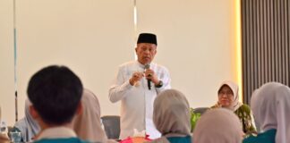 Wakil Wali Kota Payakumbuh memberikan arahan kepada pengurus Forum Anak Kota Payakumbuh yang baru dikukuhkan, didampingi Kepala Dinas P3AP2KB, dalam acara pengukuhan di Aula Dinas P3AP2KB.