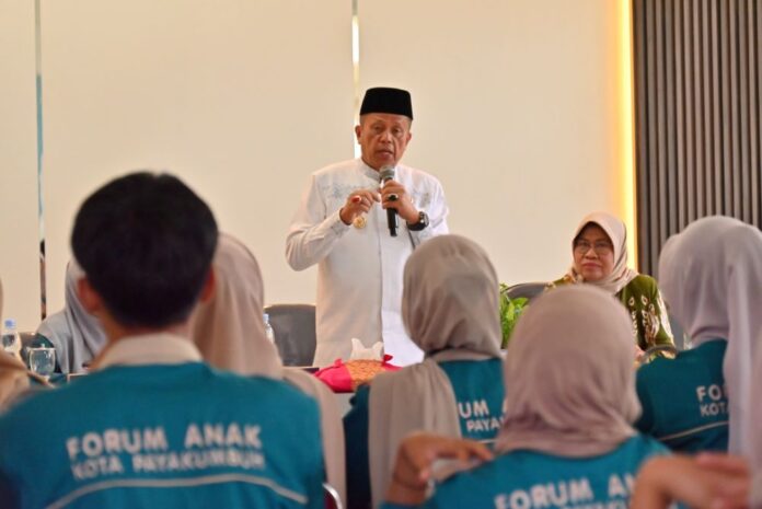 Wakil Wali Kota Payakumbuh memberikan arahan kepada pengurus Forum Anak Kota Payakumbuh yang baru dikukuhkan, didampingi Kepala Dinas P3AP2KB, dalam acara pengukuhan di Aula Dinas P3AP2KB.