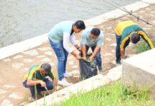 Sejumlah ASN membersihkan area bantaran Sungai Batang Agam dalam rangka World Cleanup Day 2025 di Payakumbuh.