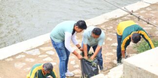 Sejumlah ASN membersihkan area bantaran Sungai Batang Agam dalam rangka World Cleanup Day 2025 di Payakumbuh.