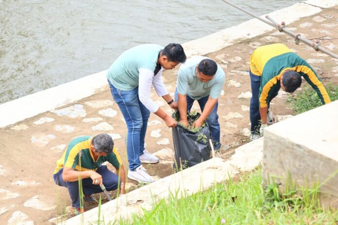 Warga Payakumbuh Bersihkan Sungai Batang Agam di World Cleanup Day 2025 Sejumlah ASN membersihkan area bantaran Sungai Batang Agam dalam rangka World Cleanup Day 2025 di Payakumbuh.