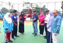 Asisten I menyerahkan piagam penghargaan kepada perwakilan dalam rangkaian peringatan Haornas 2025 di Payakumbuh, disaksikan peserta dan tamu undangan.