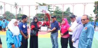 Asisten I menyerahkan piagam penghargaan kepada perwakilan dalam rangkaian peringatan Haornas 2025 di Payakumbuh, disaksikan peserta dan tamu undangan.