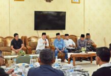 Pemko dan Niniak Mamak Koto Nan IV Sepakat Percepat Pembangunan Pasar Payakumbuh Wali Kota Zulmaeta duduak basamo bersama niniak mamak Kenagarian Koto Nan IV di pendopo rumah dinas wali kota, membahas percepatan pembangunan Pasar Payakumbuh, Jumat (26/09/2025).