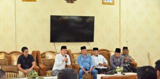 Wali Kota Zulmaeta duduak basamo bersama niniak mamak Kenagarian Koto Nan IV di pendopo rumah dinas wali kota, membahas percepatan pembangunan Pasar Payakumbuh, Jumat (26/09/2025).