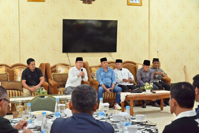Wali Kota Zulmaeta duduak basamo bersama niniak mamak Kenagarian Koto Nan IV di pendopo rumah dinas wali kota, membahas percepatan pembangunan Pasar Payakumbuh, Jumat (26/09/2025).