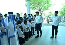 Wali Kota Payakumbuh Zulmaeta menyambut peserta khatam Al-Qur’an di halaman Balai Kota Payakumbuh.