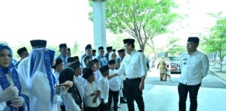 Wali Kota Payakumbuh Zulmaeta menyambut peserta khatam Al-Qur’an di halaman Balai Kota Payakumbuh.