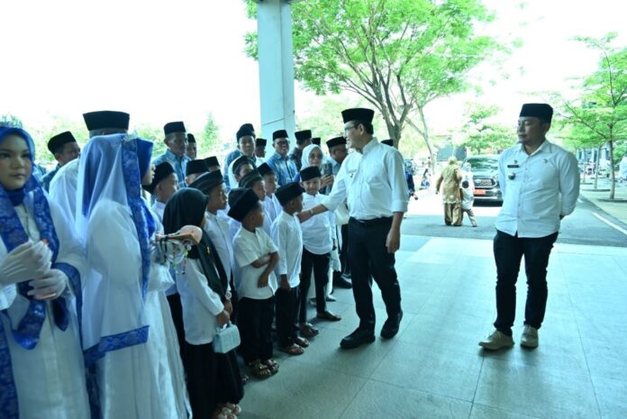 Wali Kota Payakumbuh Zulmaeta menyambut peserta khatam Al-Qur’an di halaman Balai Kota Payakumbuh.