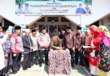 Wakil Wali Kota Payakumbuh, Elzadaswarman, menandatangani prasasti peresmian Masjid Baiturrahmah di Kelurahan Sawah Padang Aua Kuniang, disaksikan pejabat, tokoh agama, dan masyarakat setempat, Jumat (26/09/2025).