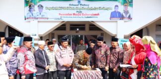 Wakil Wali Kota Payakumbuh, Elzadaswarman, menandatangani prasasti peresmian Masjid Baiturrahmah di Kelurahan Sawah Padang Aua Kuniang, disaksikan pejabat, tokoh agama, dan masyarakat setempat, Jumat (26/09/2025).