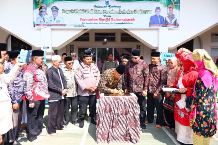 Wakil Wali Kota Payakumbuh Resmikan Masjid Baiturrahmah sebagai Pusat Pembinaan Umat Wakil Wali Kota Payakumbuh, Elzadaswarman, menandatangani prasasti peresmian Masjid Baiturrahmah di Kelurahan Sawah Padang Aua Kuniang, disaksikan pejabat, tokoh agama, dan masyarakat setempat, Jumat (26/09/2025).