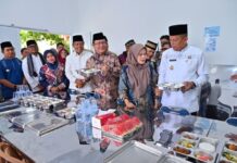 Perkuat Gizi dan Ekonomi, Pemko Payakumbuh Tambah Dapur MBG Wali Kota Payakumbuh Zulmaeta bersama jajaran pemerintah daerah meninjau dapur Makan Bergizi Gratis (MBG) yang baru diresmikan, sambil melihat menu makanan yang akan didistribusikan kepada masyarakat.