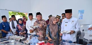 Wali Kota Payakumbuh Zulmaeta bersama jajaran pemerintah daerah meninjau dapur Makan Bergizi Gratis (MBG) yang baru diresmikan, sambil melihat menu makanan yang akan didistribusikan kepada masyarakat.