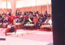 Seorang penari tradisional Minangkabau mempersembahkan tari piring di hadapan pejabat dan tokoh adat saat acara Satu Nagari Satu Event di Nagari Aie Tabik, Payakumbuh Timur.