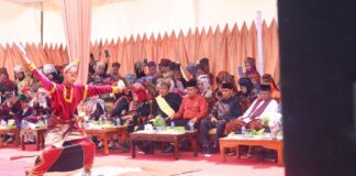 Seorang penari tradisional Minangkabau mempersembahkan tari piring di hadapan pejabat dan tokoh adat saat acara Satu Nagari Satu Event di Nagari Aie Tabik, Payakumbuh Timur.