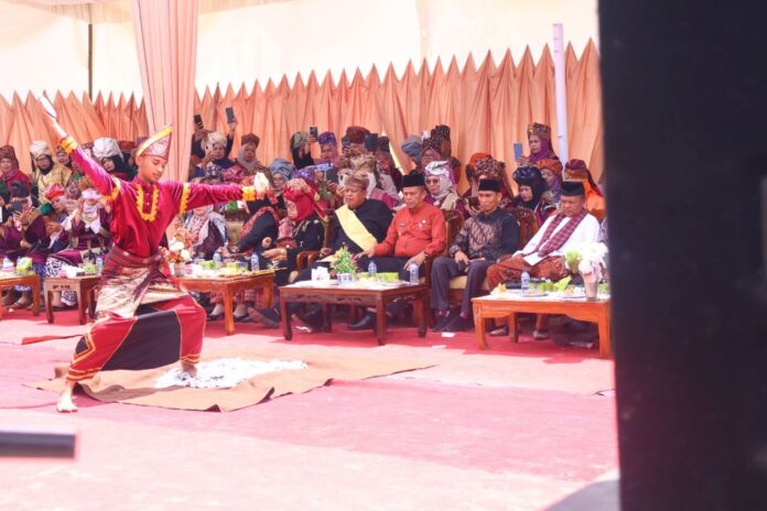 Seorang penari tradisional Minangkabau mempersembahkan tari piring di hadapan pejabat dan tokoh adat saat acara Satu Nagari Satu Event di Nagari Aie Tabik, Payakumbuh Timur.