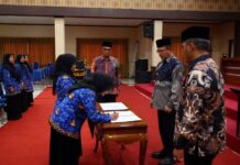 Sejumlah Pegawai Pemerintah dengan Perjanjian Kerja (PPPK) Kota Payakumbuh menandatangani berita acara pelantikan yang disaksikan oleh Wali Kota Zulmaeta dan pejabat daerah lainnya di Aula Ngalau Indah, Balai Kota Payakumbuh.
