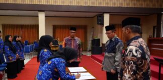 Sejumlah Pegawai Pemerintah dengan Perjanjian Kerja (PPPK) Kota Payakumbuh menandatangani berita acara pelantikan yang disaksikan oleh Wali Kota Zulmaeta dan pejabat daerah lainnya di Aula Ngalau Indah, Balai Kota Payakumbuh.