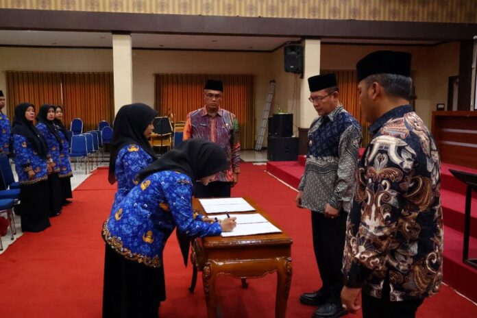 Sejumlah Pegawai Pemerintah dengan Perjanjian Kerja (PPPK) Kota Payakumbuh menandatangani berita acara pelantikan yang disaksikan oleh Wali Kota Zulmaeta dan pejabat daerah lainnya di Aula Ngalau Indah, Balai Kota Payakumbuh.
