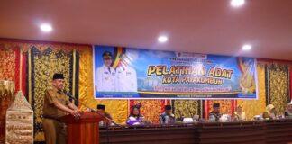 Wakil Wali Kota Payakumbuh, Elzadaswarman, membuka Pelatihan Adat Kota Payakumbuh Tahun 2025 yang bertema “Penguatan Peran dan Fungsi Niniak Mamak” di Ruang Perpustakaan Umum Daerah, Bukik Sibaluik, Senin (08/09/2025).