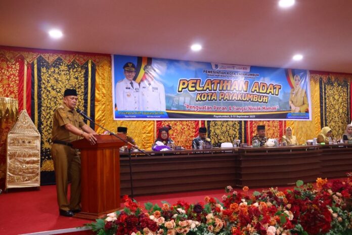 Pelatihan Adat Diharapkan Perkuat Peran Niniak Mamak dalam Pembangunan Payakumbuh Wakil Wali Kota Payakumbuh, Elzadaswarman, membuka Pelatihan Adat Kota Payakumbuh Tahun 2025 yang bertema “Penguatan Peran dan Fungsi Niniak Mamak” di Ruang Perpustakaan Umum Daerah, Bukik Sibaluik, Senin (08/09/2025).