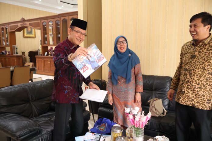 Wali Kota Payakumbuh Zulmaeta saat audiensi bersama Rektor Universitas Perintis Indonesia Yaslina di Rumah Dinas Wali Kota Payakumbuh.