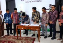 Wali Kota Payakumbuh Zulmaeta dan Manager PLN UP3 Payakumbuh Teguh B. Octavianto menandatangani nota kesepahaman kerja sama dalam bidang ketenagalistrikan, disaksikan oleh pejabat Pemko Payakumbuh dan manajemen PLN.
