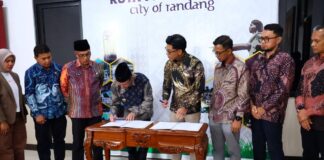 Wali Kota Payakumbuh Zulmaeta dan Manager PLN UP3 Payakumbuh Teguh B. Octavianto menandatangani nota kesepahaman kerja sama dalam bidang ketenagalistrikan, disaksikan oleh pejabat Pemko Payakumbuh dan manajemen PLN.