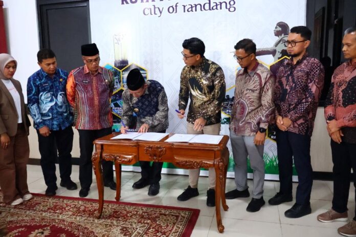 Pemko Payakumbuh dan PLN UP3 Sepakat Tingkatkan Keandalan Listrik Wali Kota Payakumbuh Zulmaeta dan Manager PLN UP3 Payakumbuh Teguh B. Octavianto menandatangani nota kesepahaman kerja sama dalam bidang ketenagalistrikan, disaksikan oleh pejabat Pemko Payakumbuh dan manajemen PLN.