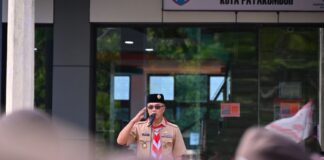 Ketua Kwarcab Gerakan Pramuka Kota Payakumbuh, Rida Ananda, memberi salam hormat saat menutup BOBB Scout Competition ke-19 di kantor eks Balai Kota Payakumbuh.