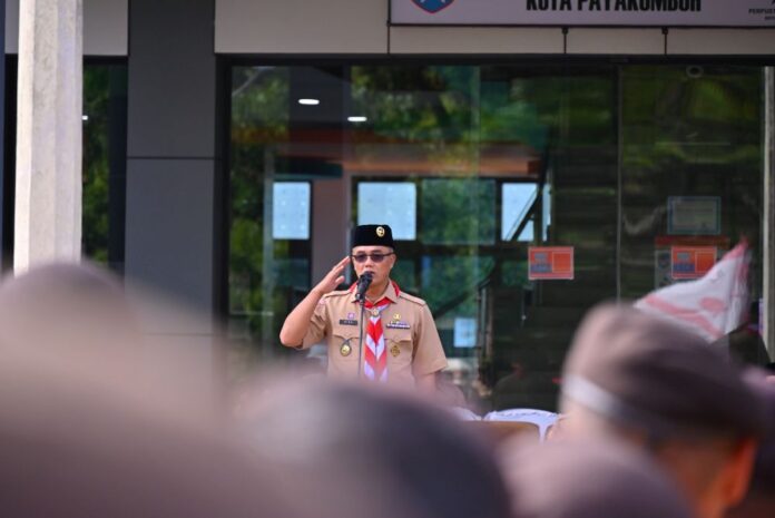 Ketua Kwarcab Gerakan Pramuka Kota Payakumbuh, Rida Ananda, memberi salam hormat saat menutup BOBB Scout Competition ke-19 di kantor eks Balai Kota Payakumbuh.