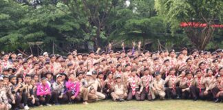 Ratusan anggota Pramuka berfoto bersama dalam pembukaan BOB Batiah Scout Competition ke-19 di Payakumbuh.