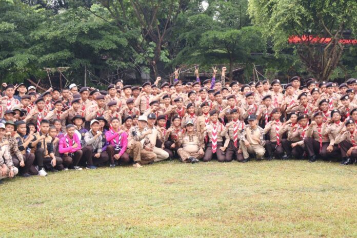 Ratusan anggota Pramuka berfoto bersama dalam pembukaan BOB Batiah Scout Competition ke-19 di Payakumbuh.
