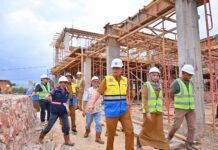 Wakil Wali Kota Payakumbuh Elzadaswarman meninjau pembangunan Puskesmas Parik Rantang bersama tim pengawas jasa konstruksi.