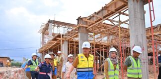 Wakil Wali Kota Payakumbuh Elzadaswarman meninjau pembangunan Puskesmas Parik Rantang bersama tim pengawas jasa konstruksi.